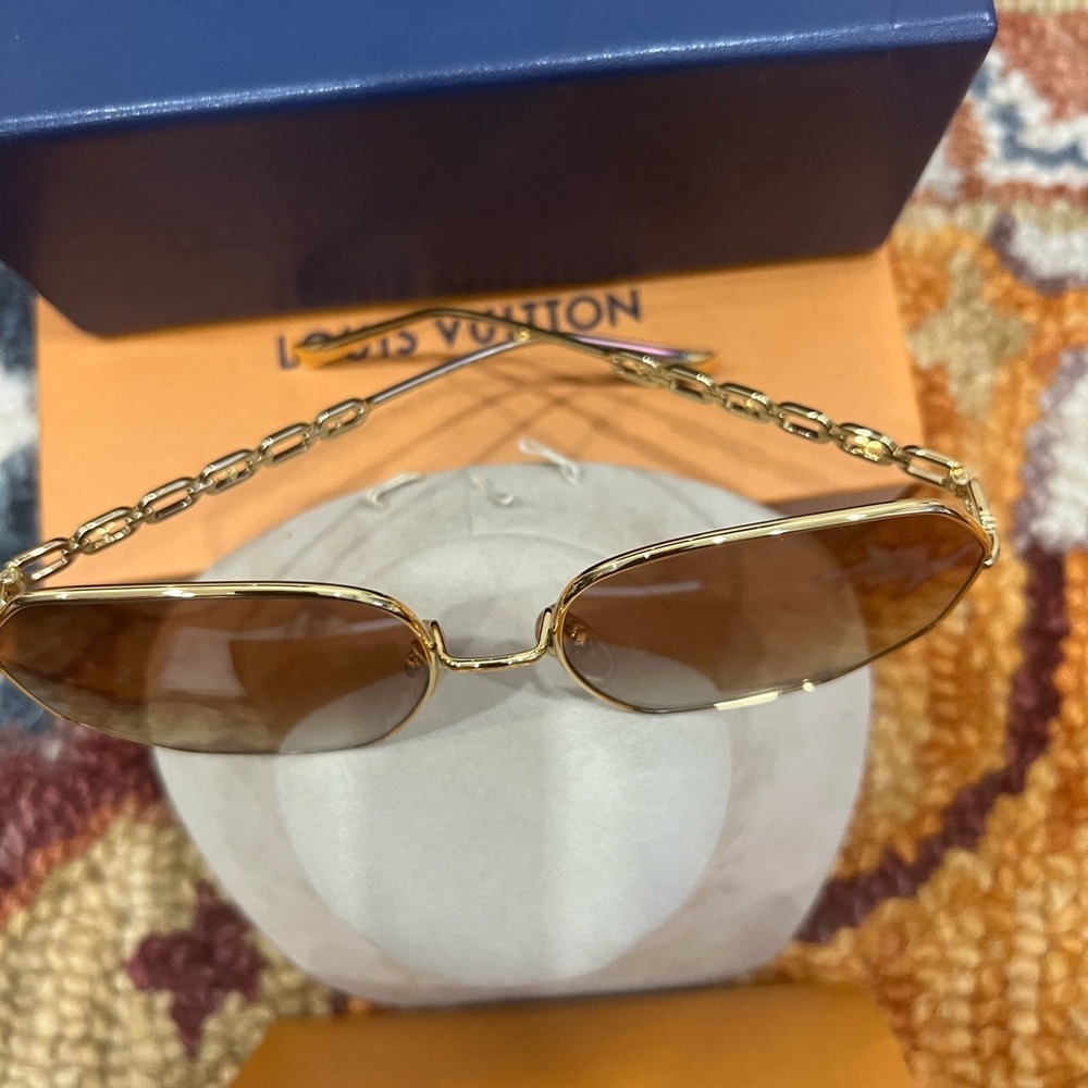 🎉Authentic Louis Vuitton: My LV Chain Round Sunglasses🎉Makes a Perfect Gift! - Picture 5 of 16